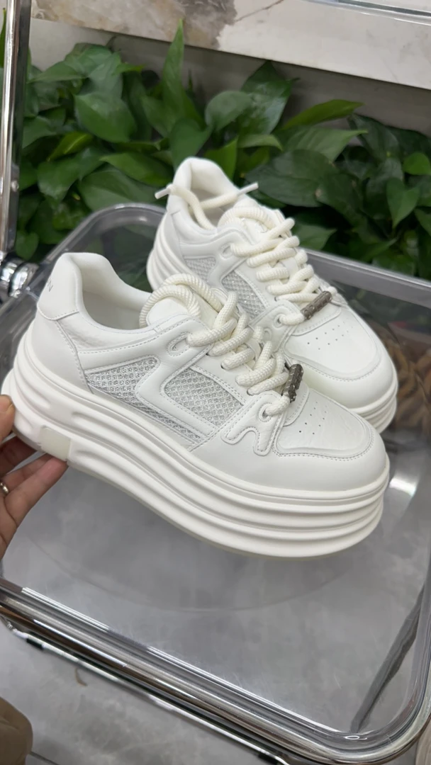 赫丽嘉韩版夏季透气休闲板鞋真皮透气网简约大气上档次通勤百搭款