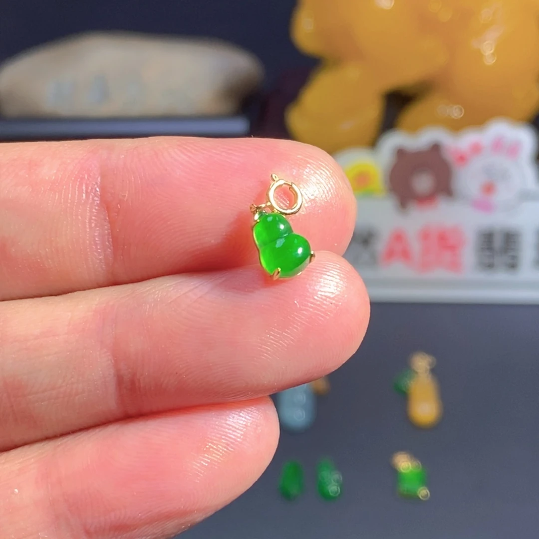 翡翠18K金镶嵌颈饰…………