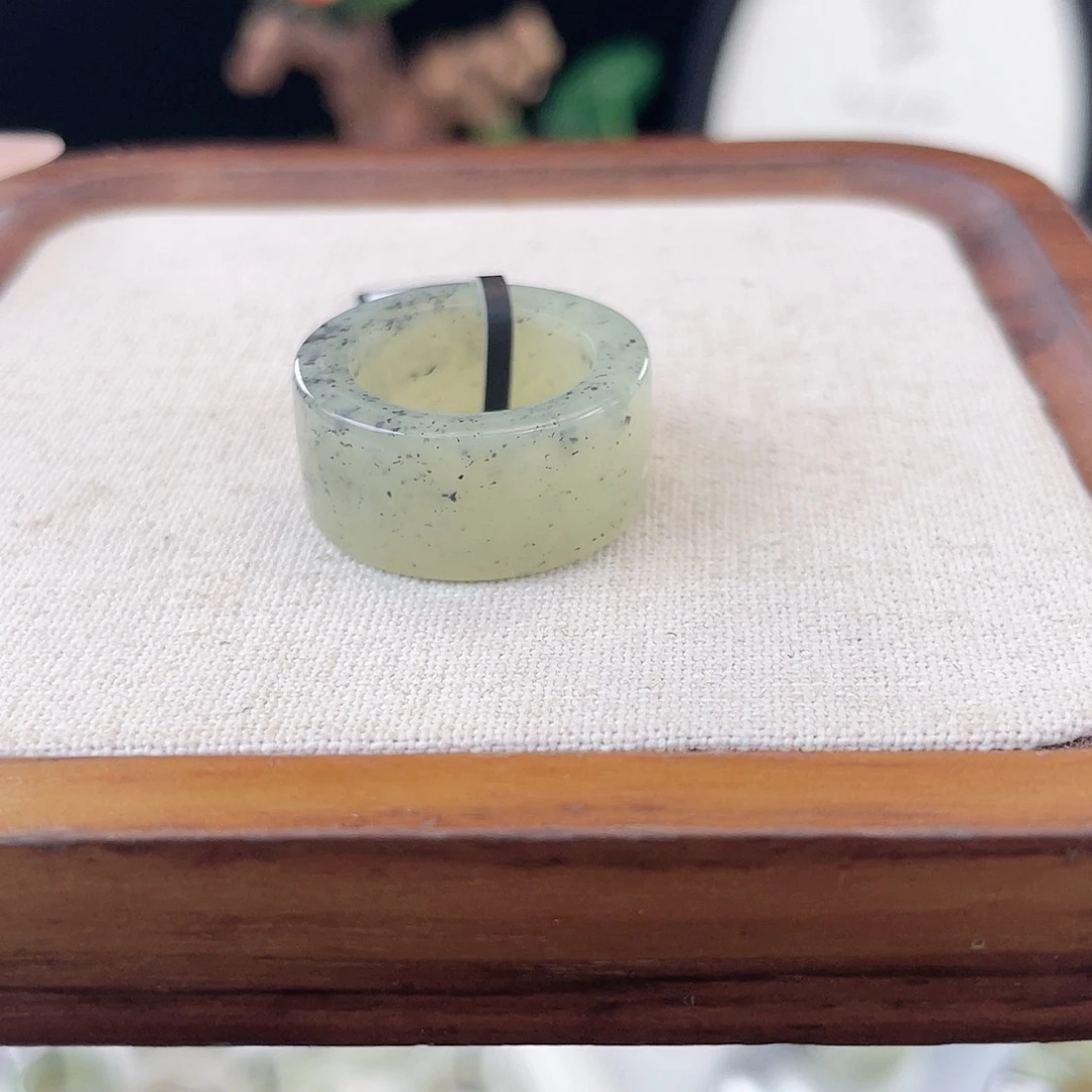 未镶嵌戒指和田玉（糖玉）D54点墨绿青花直切