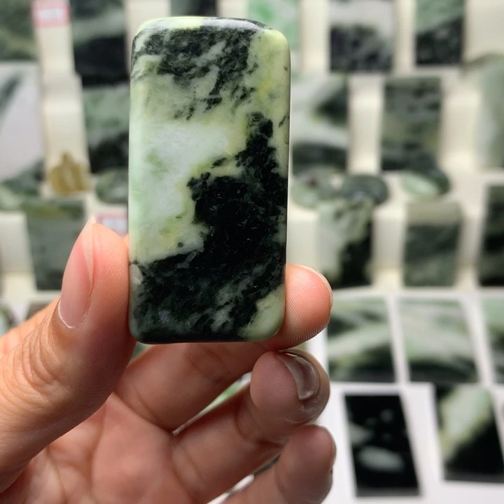 独山玉未镶嵌颈饰