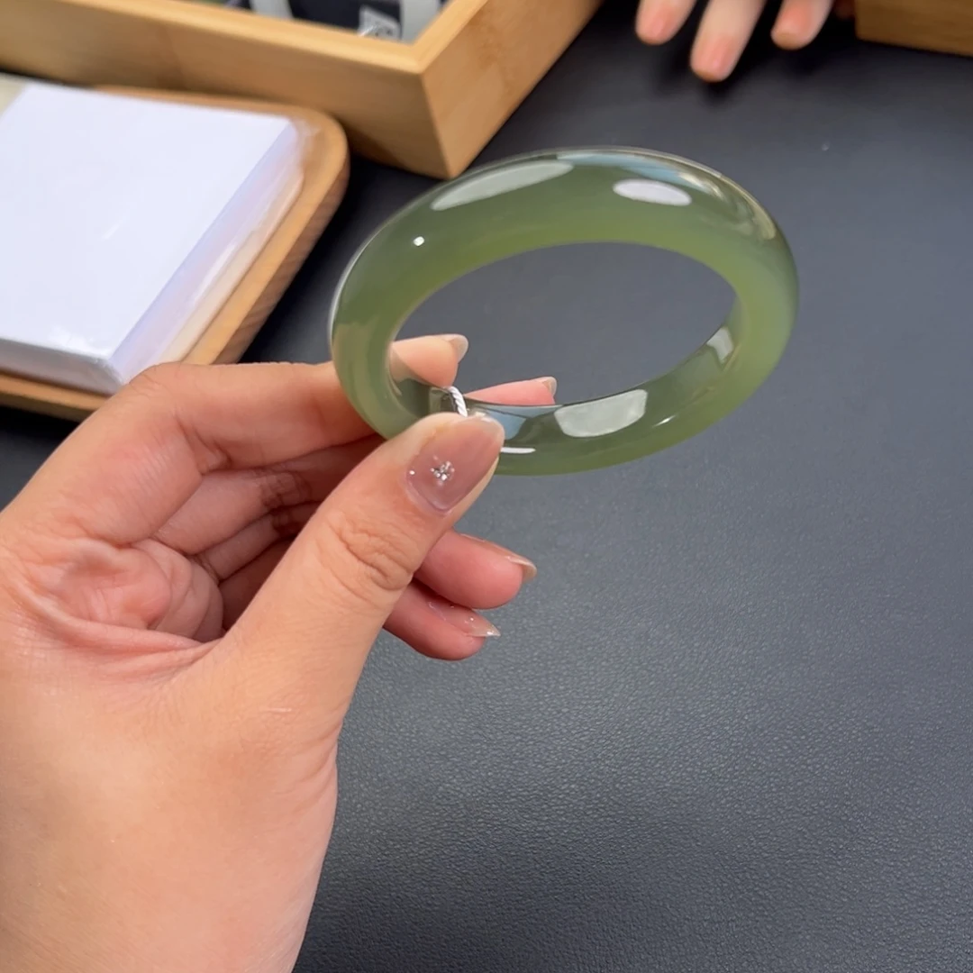 和田玉未镶嵌手镯