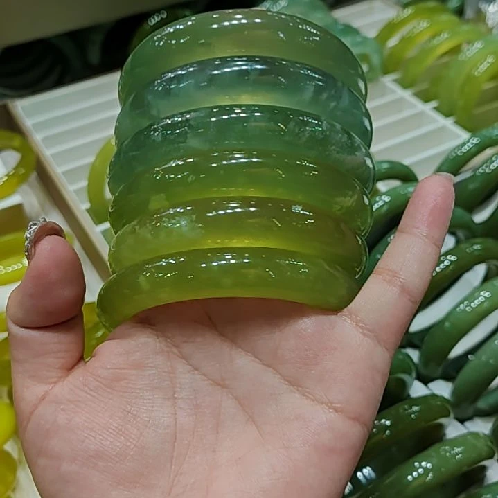 刘***嫚岫玉未镶嵌手镯拍一发一