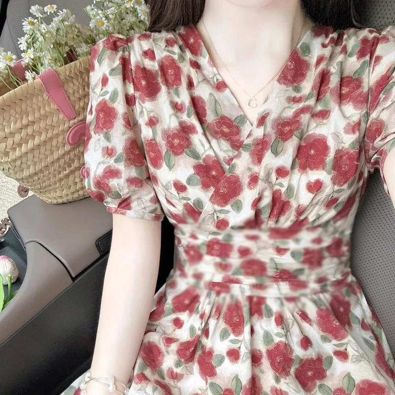 茶歇法式红色碎花连衣裙子女2025新款小个子海边度假气质长裙