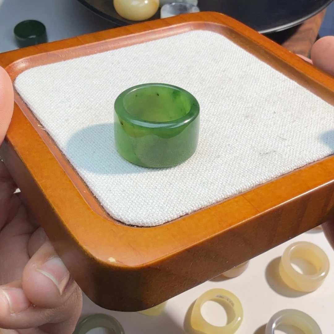一***子和田玉未镶嵌戒指