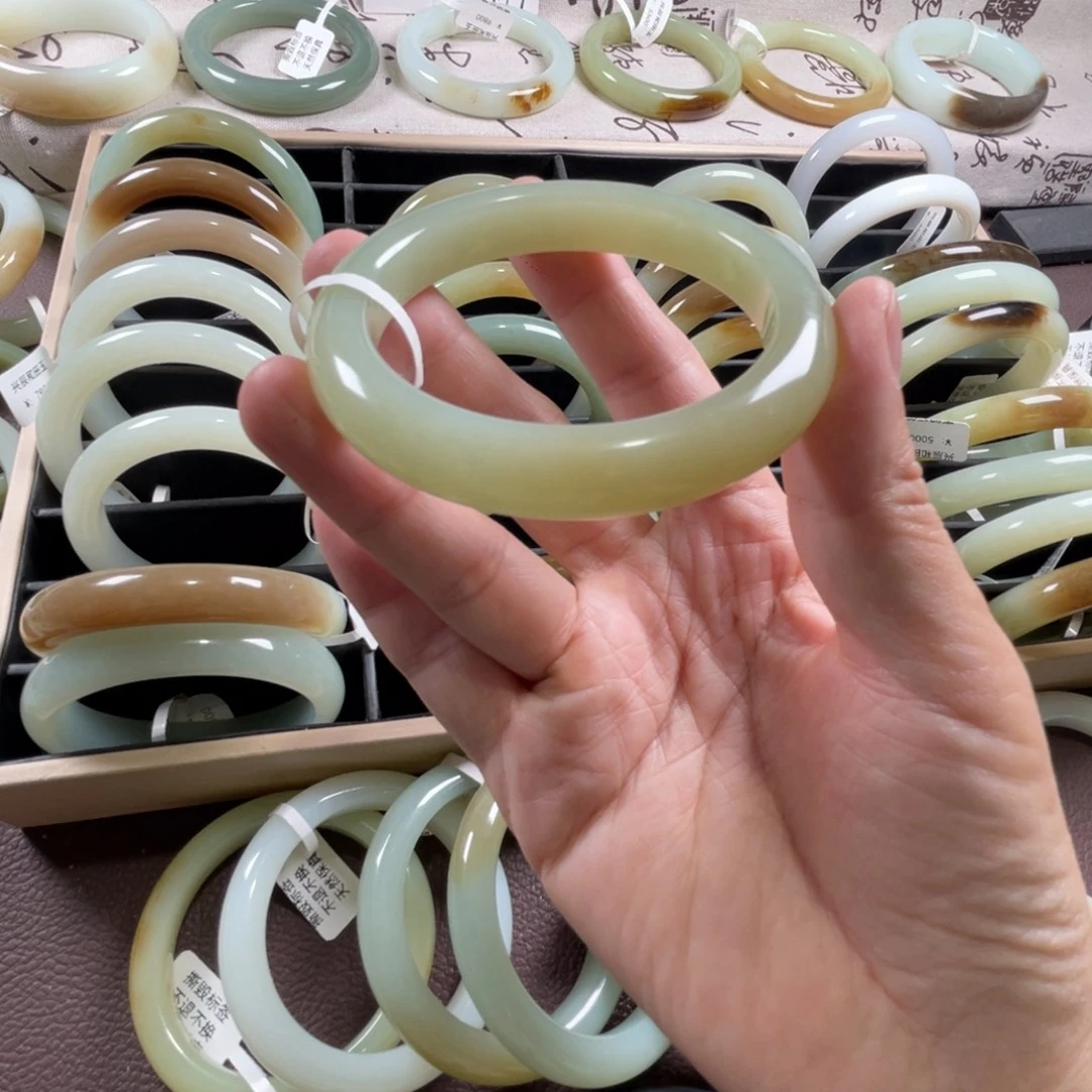 和田玉未镶嵌手镯