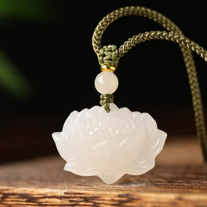 天然和田玉羊脂玉莲花吊坠女款玉石玉佩本命年护身符玉器挂坠转运