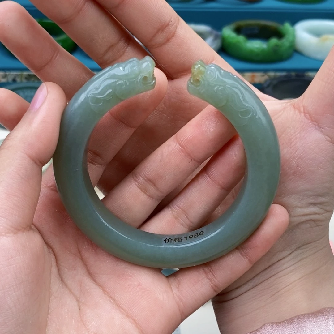 和田玉手镯  未镶嵌我****?