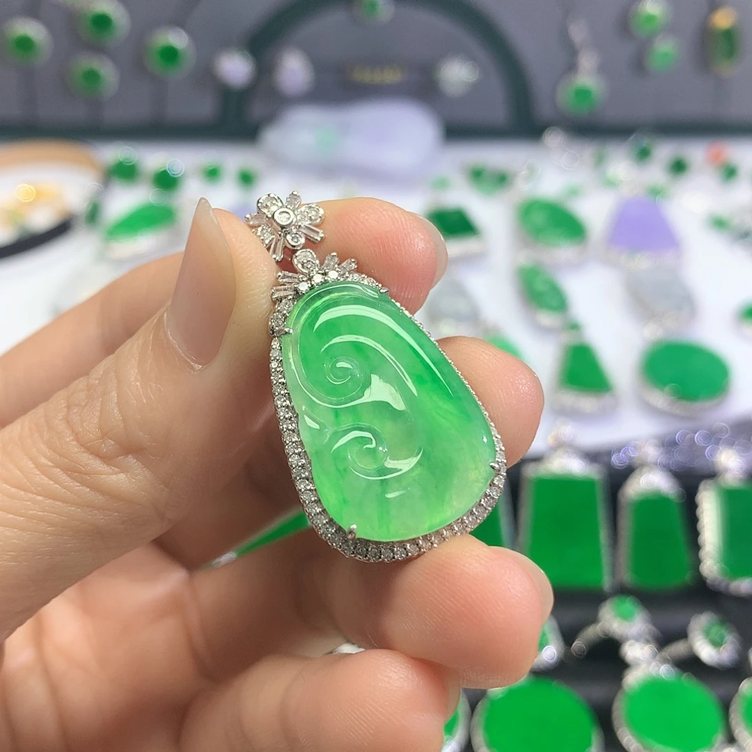 颈饰18K金镶嵌翡翠吊坠