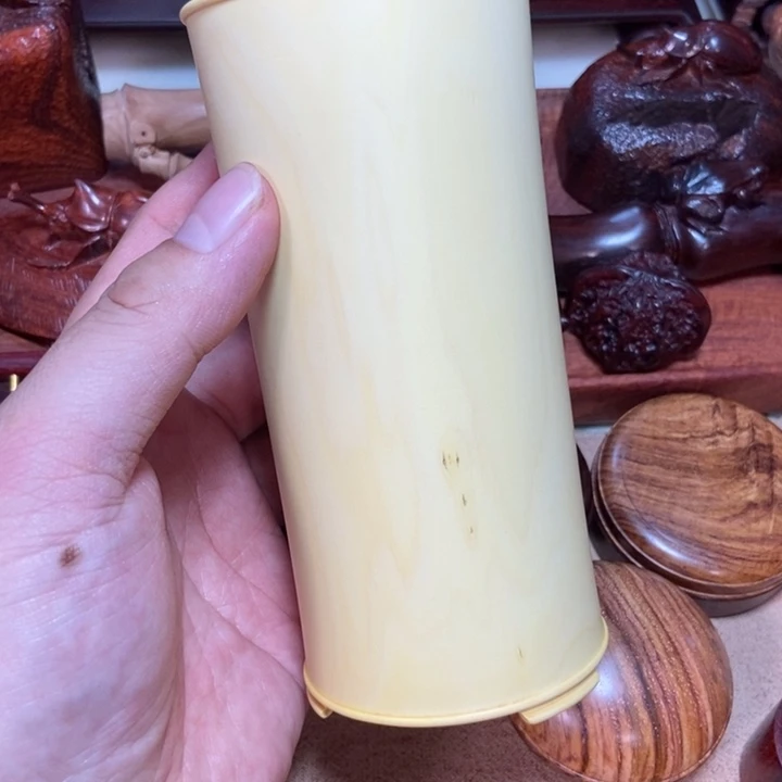 黄杨木三足起线笔筒