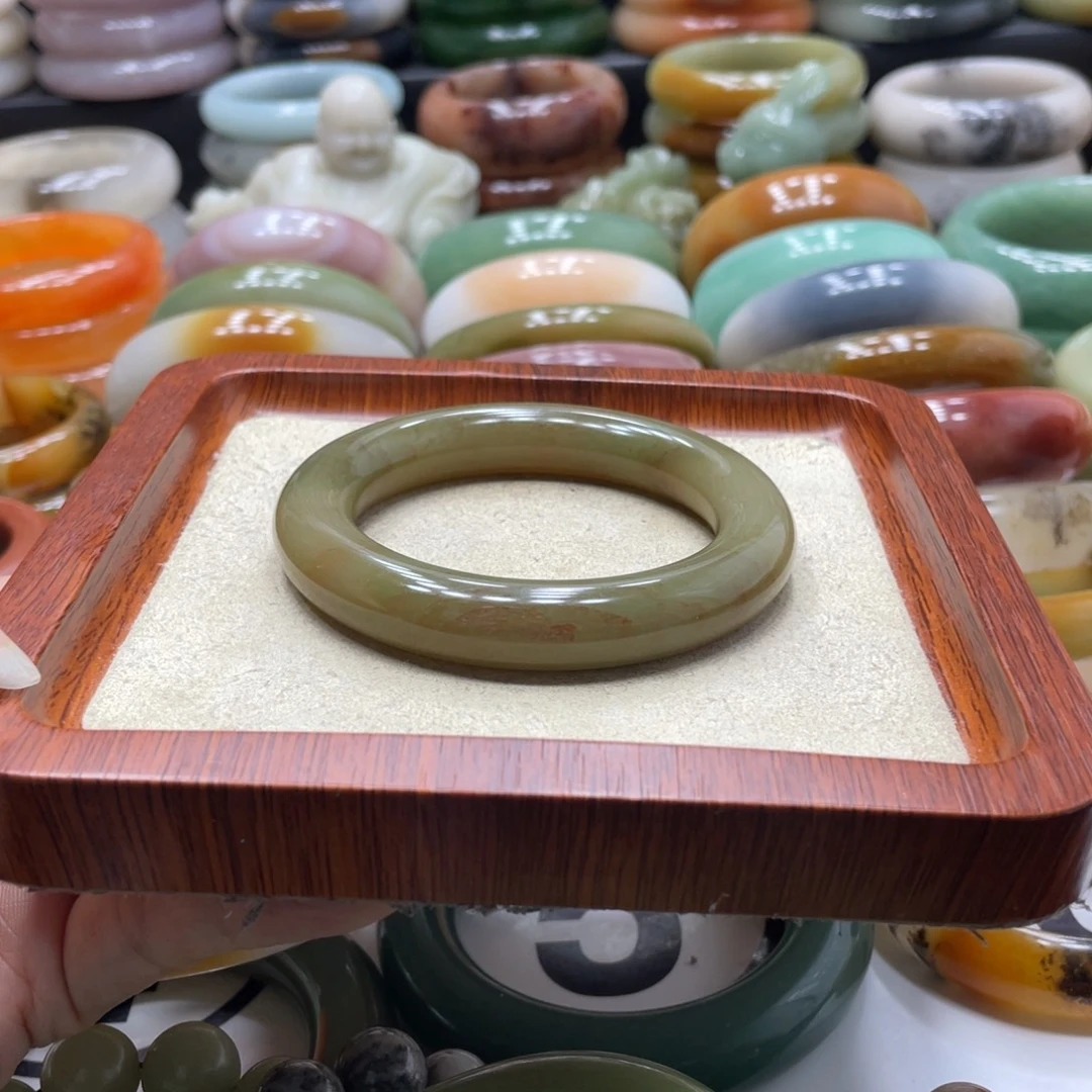 石英岩玉未镶嵌手镯