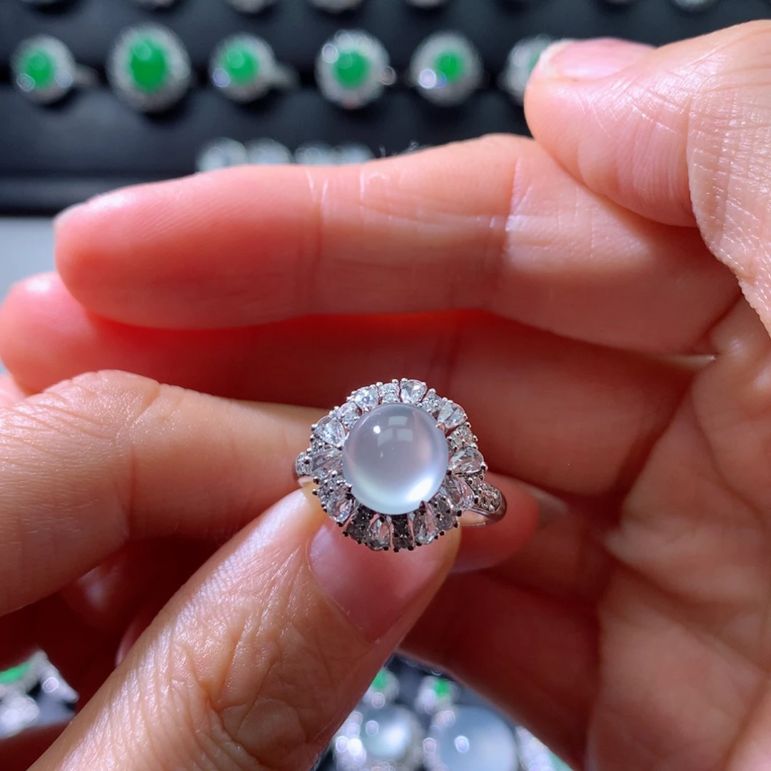 18K金镶嵌戒指翡翠伴钻