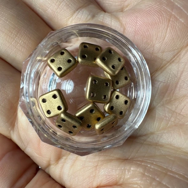 店铺满50包邮 新品 一罐10颗 金色四眼方块美甲饰品