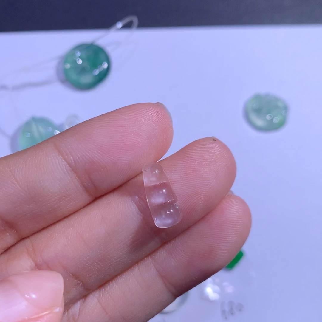 翡翠未镶嵌颈饰豆