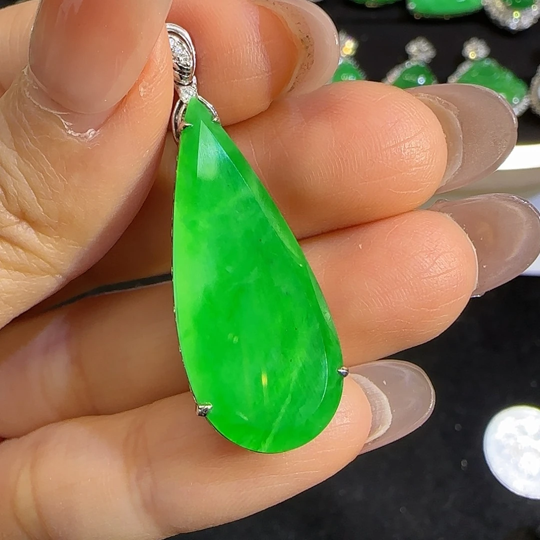 翡翠颈饰18K金镶嵌。