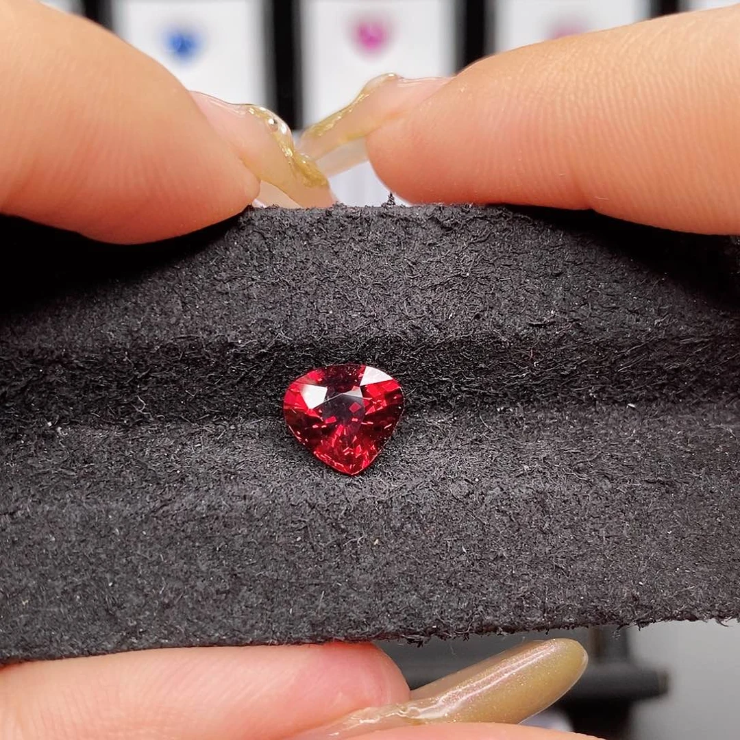 石榴石三角/水滴未镶嵌颜色艳丽漂亮火彩好2.30ct