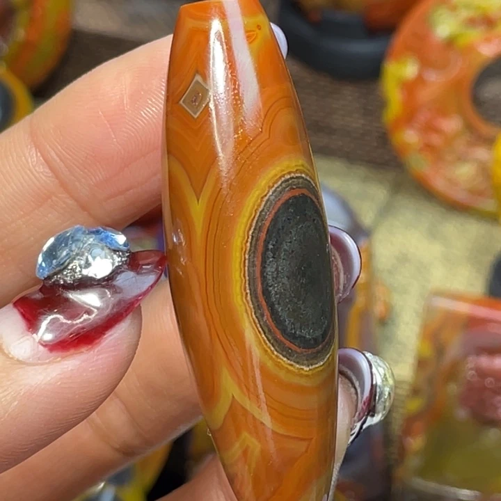 玛瑙/玉髓未镶嵌珠宝奇石尚品红丝一线天眼天珠2600米