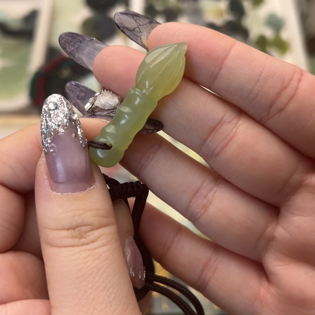 蛇纹石玉颈饰合金
