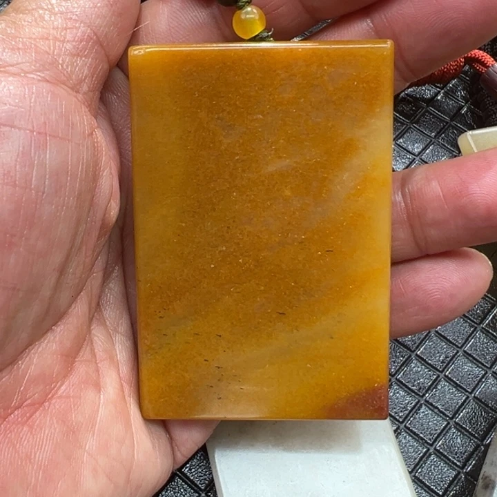 石英质玉（黄龙玉）颈饰未镶嵌