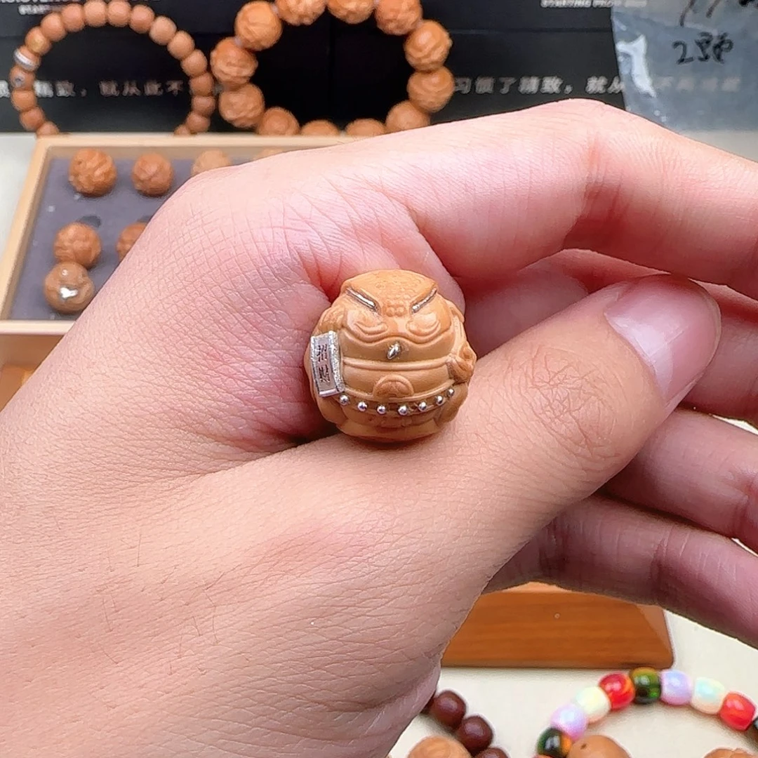 猴头核桃吊坠奉旨招财