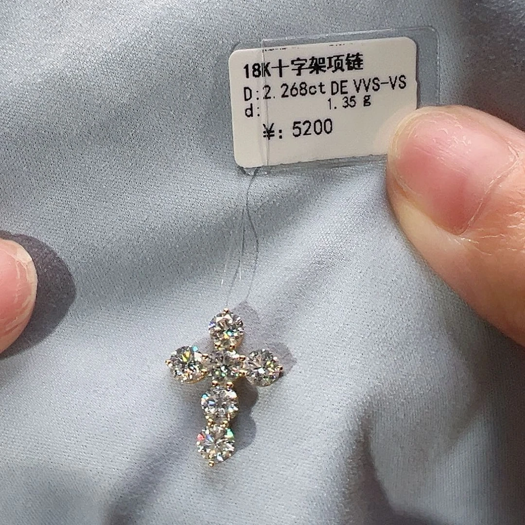 七***月18K金镶嵌颈饰实验室培育钻石单颗38分，十字架吊坠