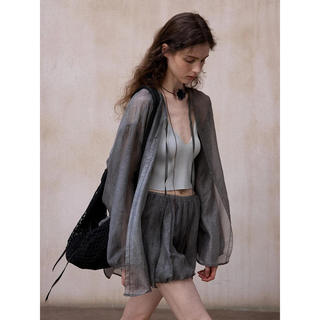 今年流行轻奢高级感法式小资上衣独特别致薄款灰色衬衫女早秋