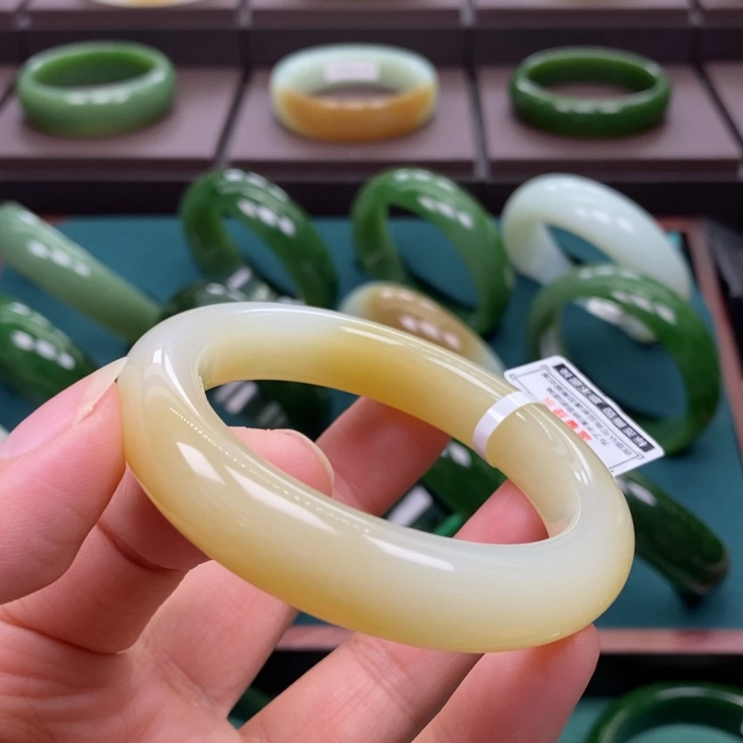 和田玉（糖玉）未镶嵌手镯