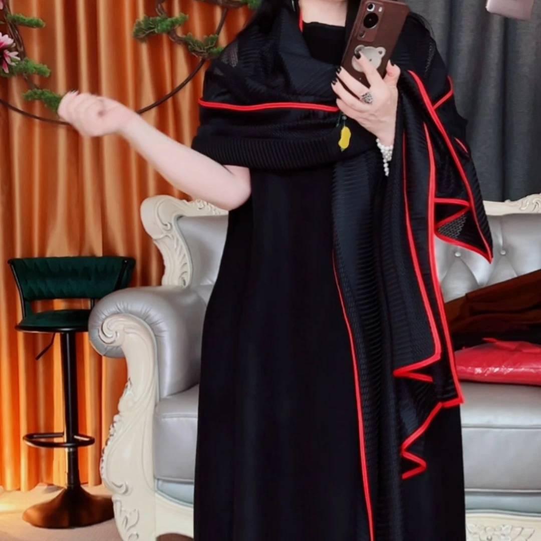 黑色红边不规则拼接披肩