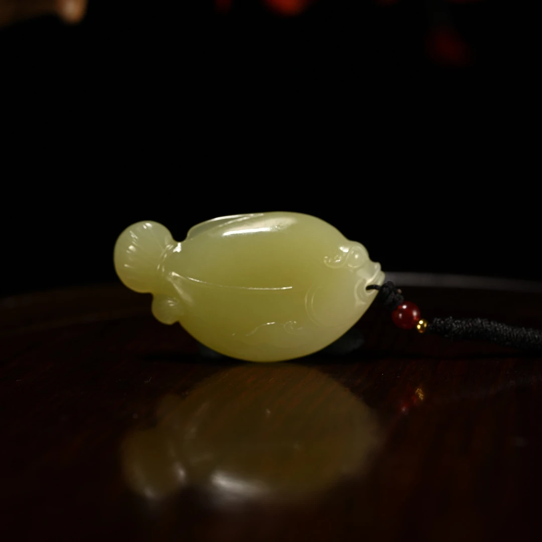 LOT8826 25YU109762和田玉黄玉年年有余挂件/匡时