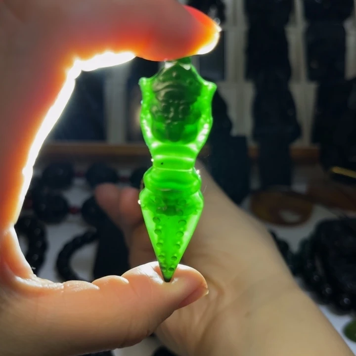 蛇纹石玉未镶嵌颈饰