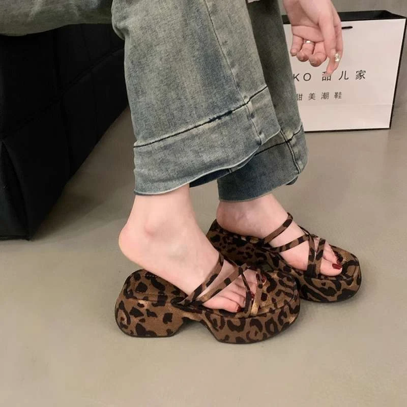 法式小众厚底松糕豹纹凉拖鞋女夏季外穿沙滩度假增高露趾罗马凉鞋