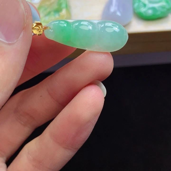 翡翠18K金镶嵌颈饰吊坠