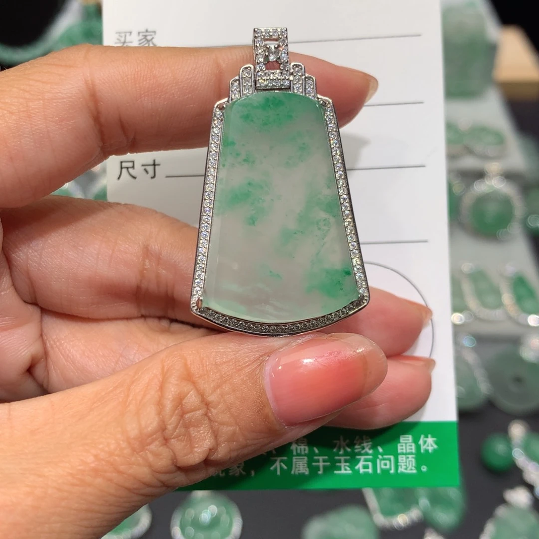 颈饰未镶嵌石英质玉（非洲翠）