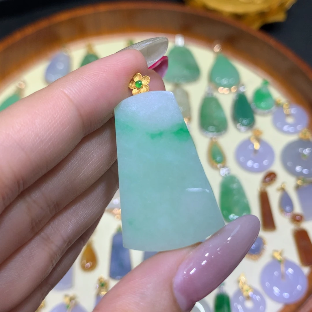 翡翠18K金镶嵌吊坠(不含链)…