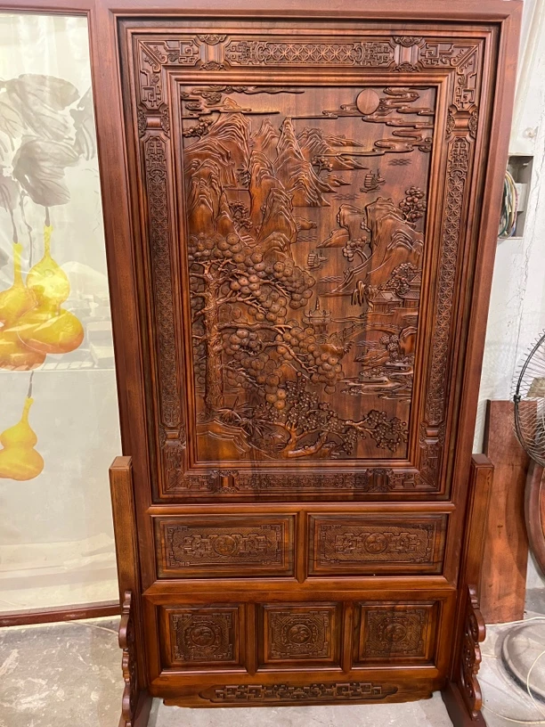 香樟木木质古典雕花屏风，颜色仿古色，采用双面浮雕工艺。
