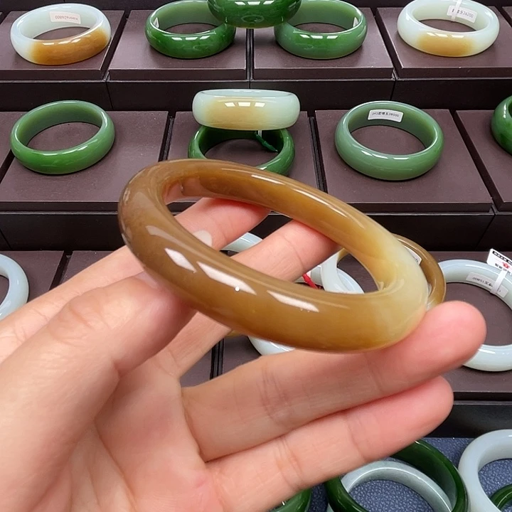 桃***夭和田玉未镶嵌手镯