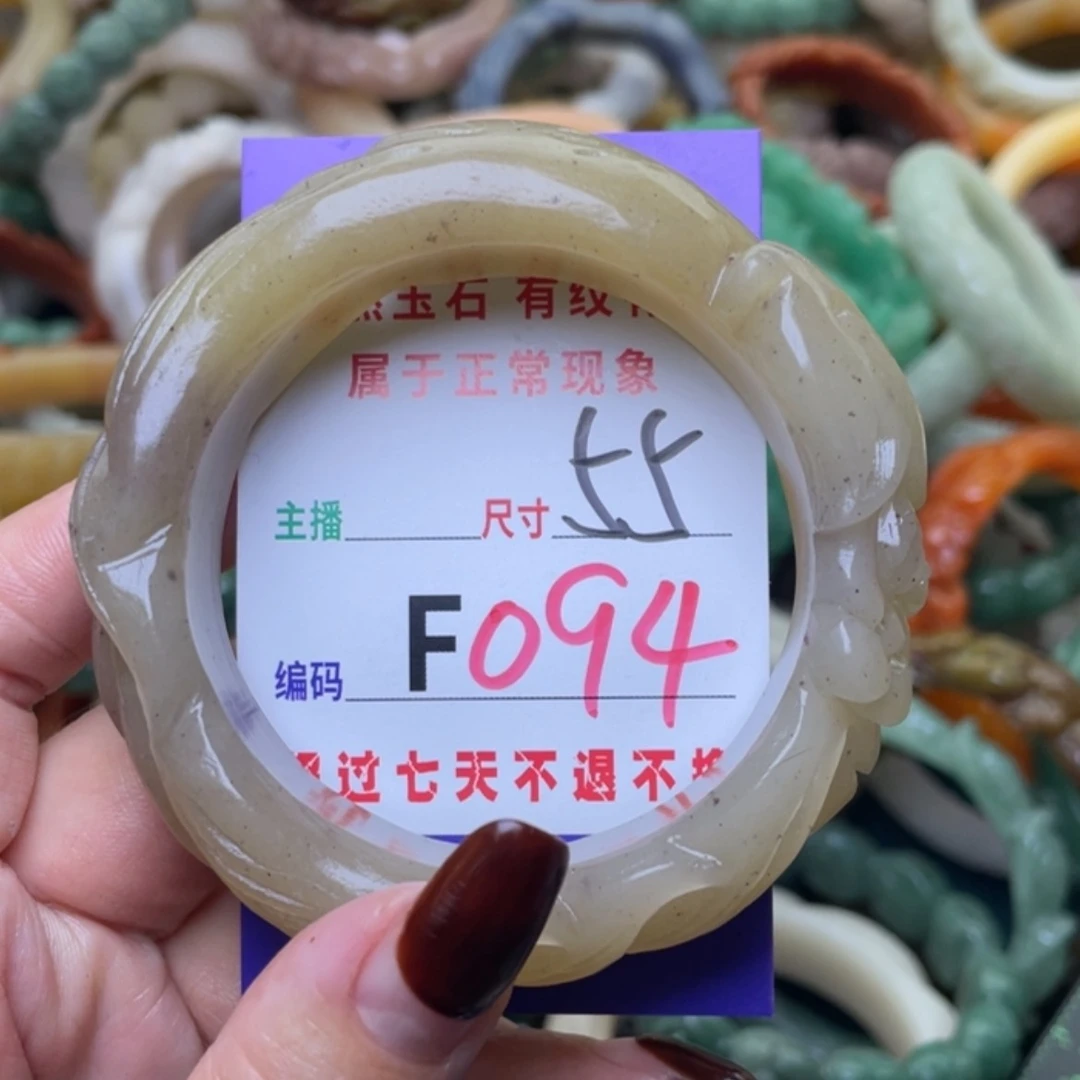 【闪购商品】未镶嵌手镯（圆镯）石英质玉