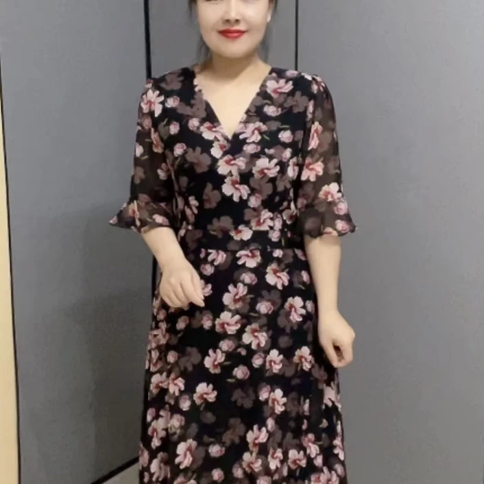 新款妈妈装连衣裙时尚花色洋气百搭气质潮流中老年