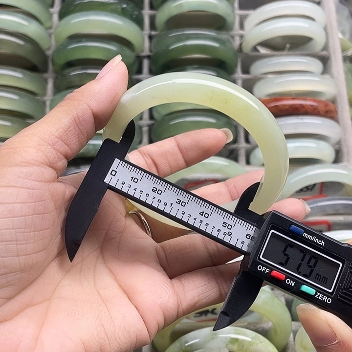 蛇纹石玉未镶嵌手镯342