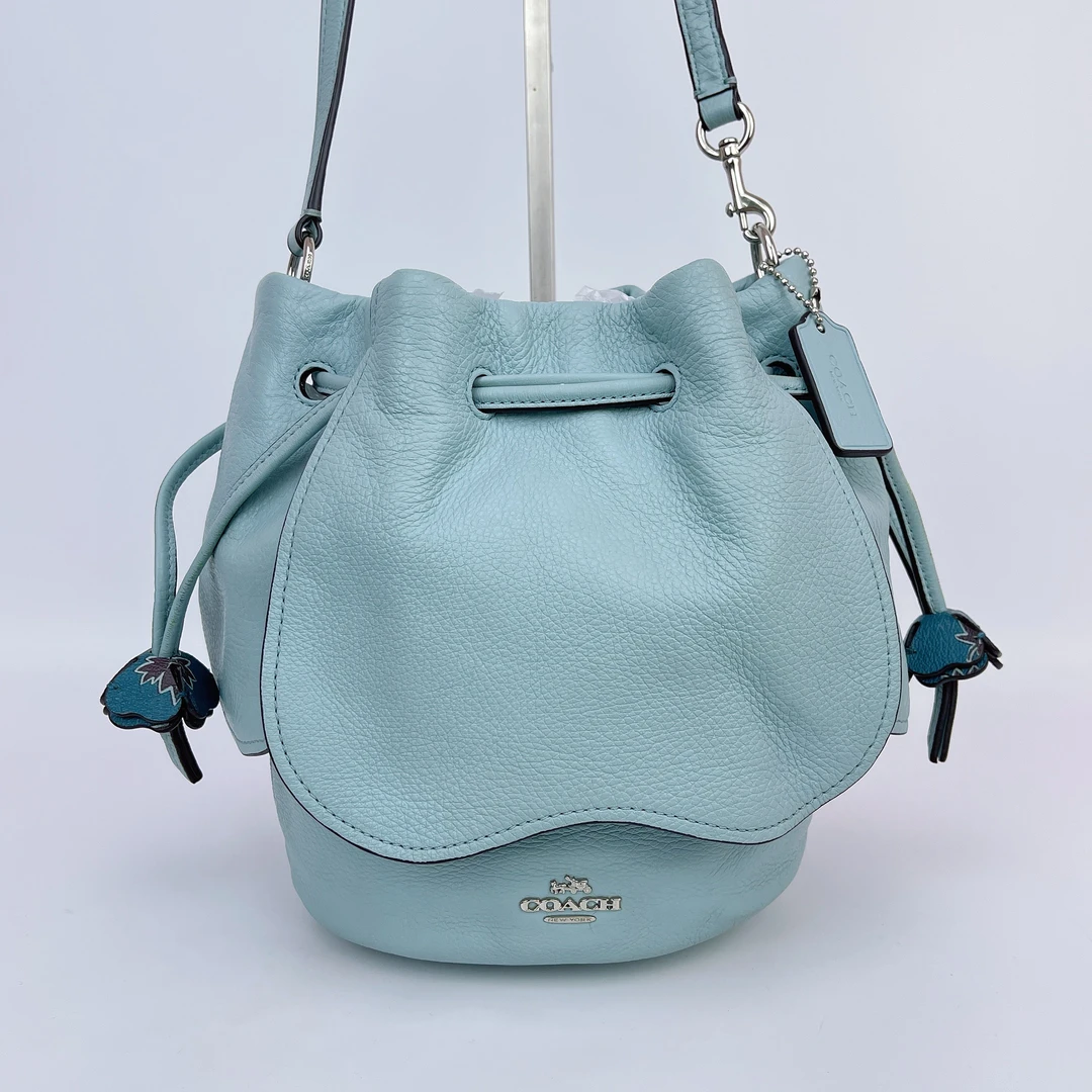 95新 COACH/蔻驰 蔻驰 蓝色抽绳斜挎包底长18 M111