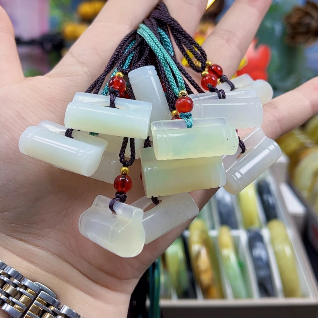 蛇纹石玉未镶嵌颈饰随机发一个富贵锁
