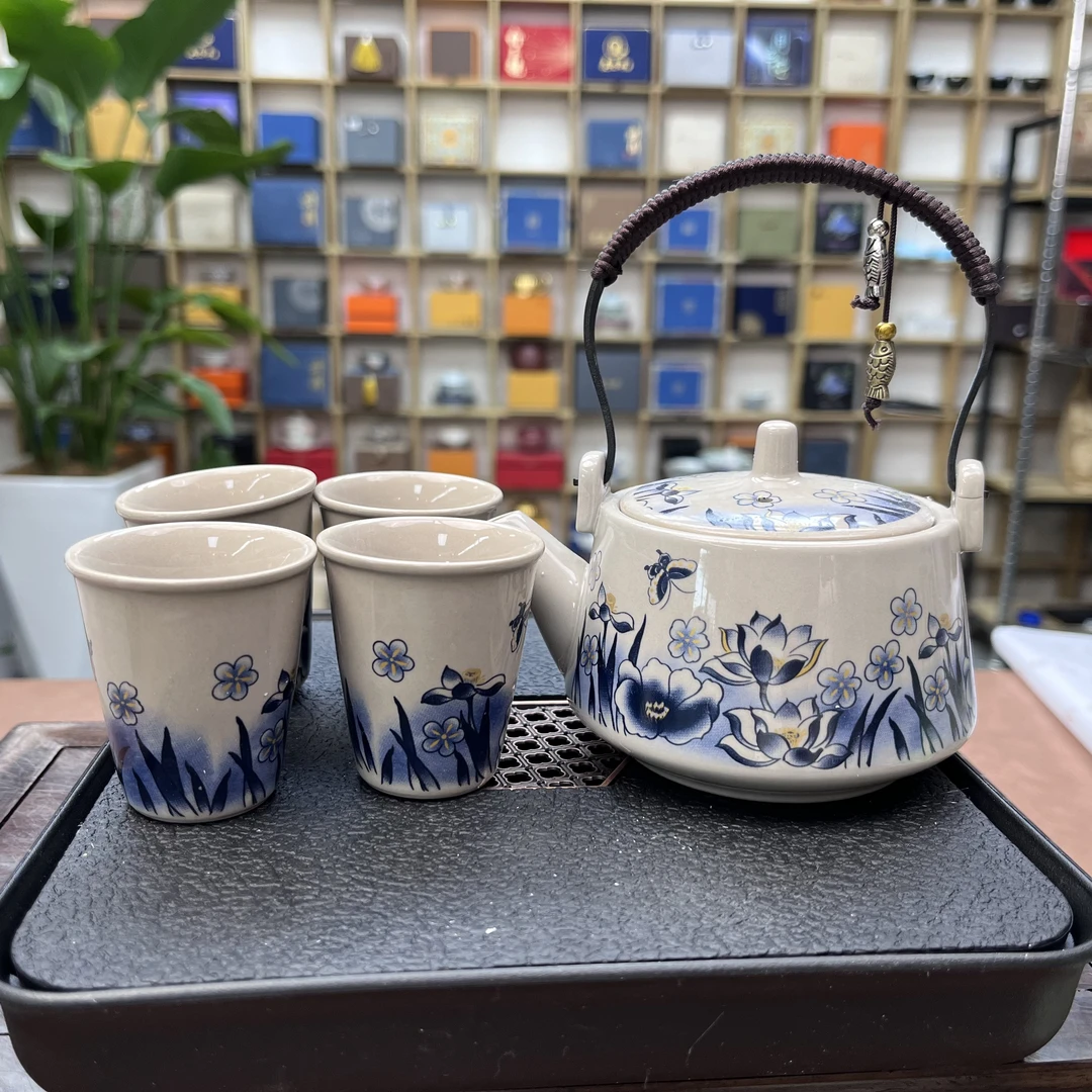 ZHZ001-蝶恋花蓝提梁壶四杯+加黑茶盘 （）