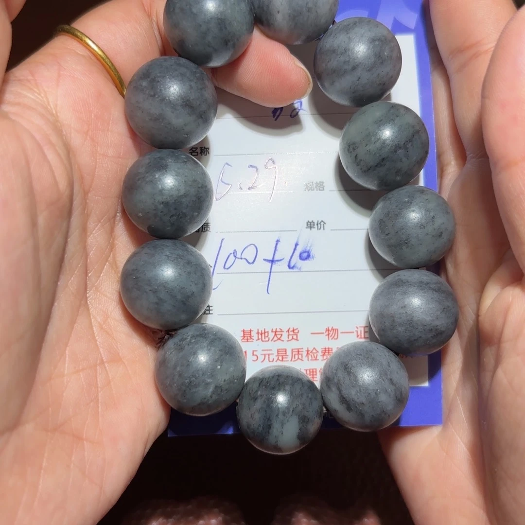 和田玉未镶嵌颈饰骰*