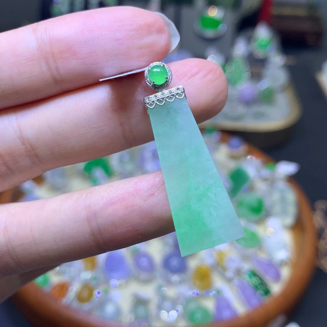 翡翠18K金镶嵌颈饰翡翠吊坠项链