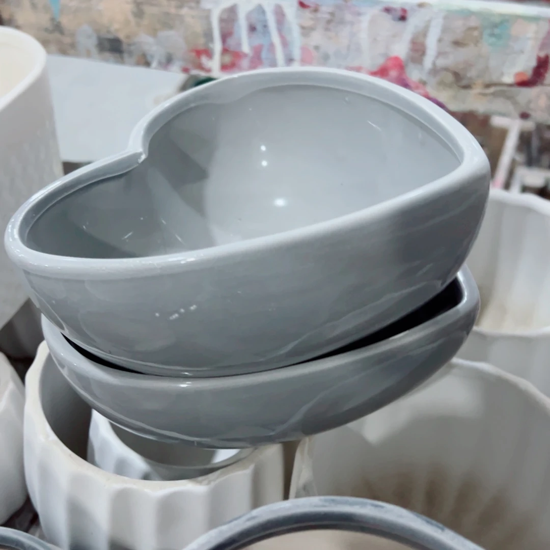 有孔，陶瓷花盆满10米包邮发货。微瑕介意慎拍