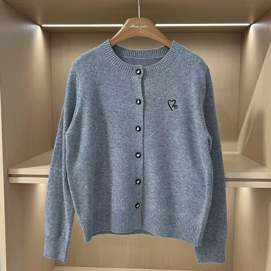 春季新款圆领爱心刺绣针织开衫（衣长59胸围102推荐140斤）