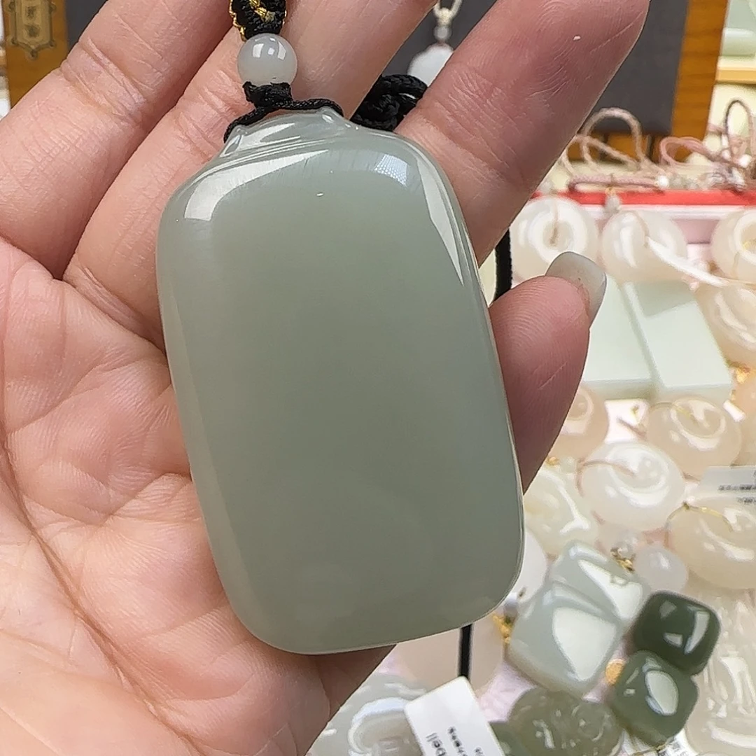 、***好和田玉未镶嵌颈饰