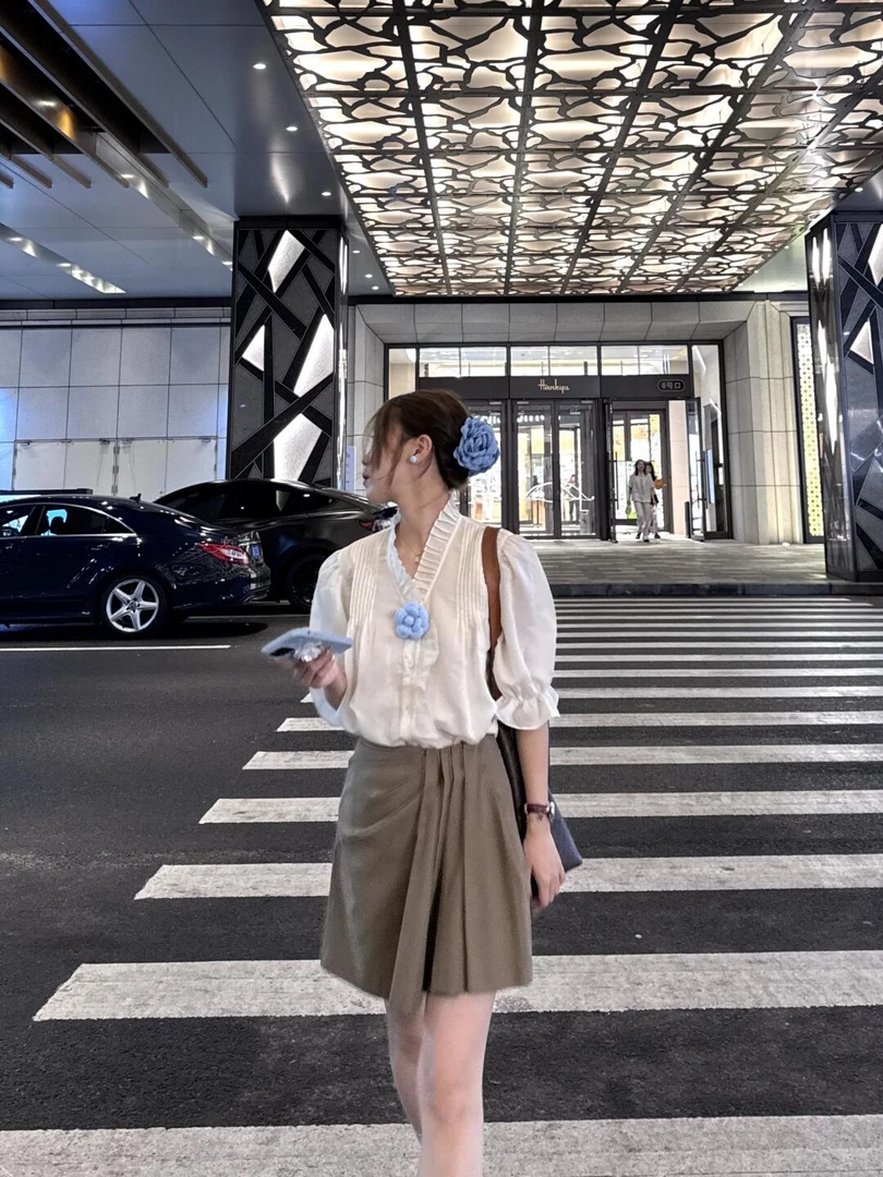 夏季新款洋气衣服女法式杏色v领泡泡袖衬衫别致轻奢上衣气质短裙