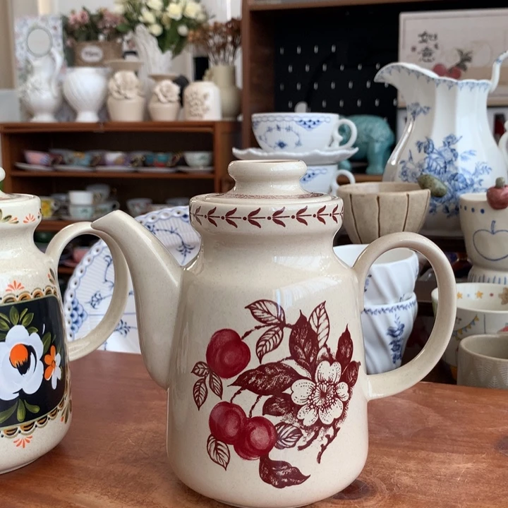 ゛***ヽ陶瓷复古红果茶壶1个