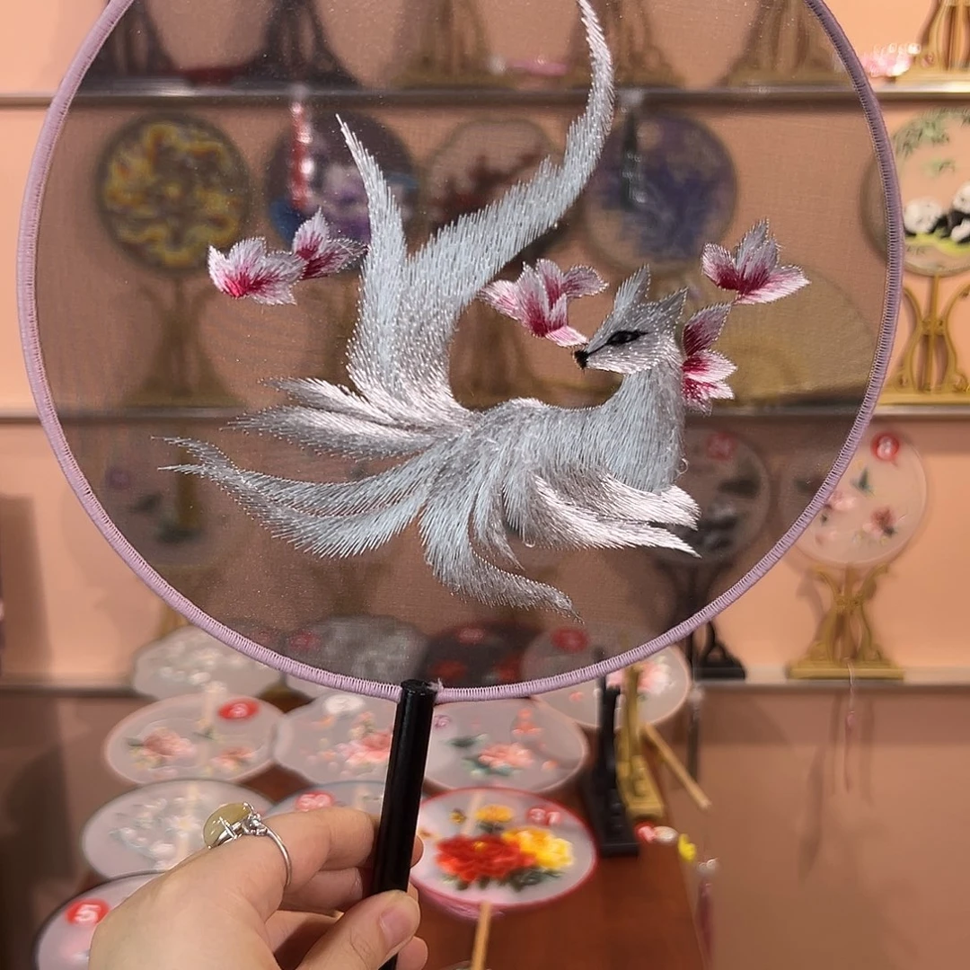 真丝白狐刺绣团扇