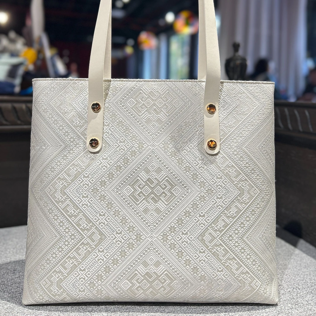 谭湘光|广西非遗壮锦2025年新款壮锦素白几何纹托特包壮锦包包